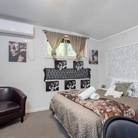Classic Queen Room - Close To Airport & Eateries - Shared Bathroom Sydney Exterior photo