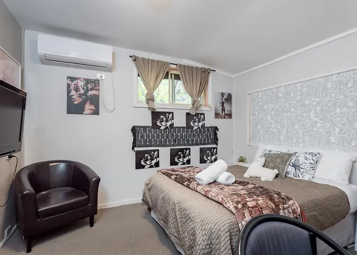 Classic Queen Room - Close To Airport & Eateries - Shared Bathroom