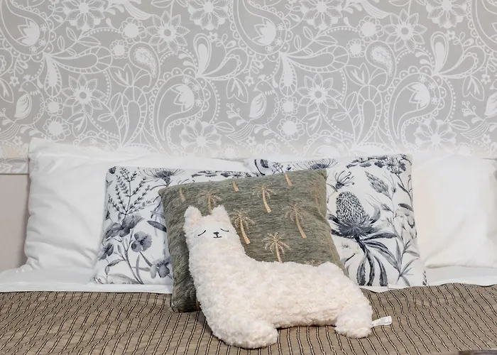 Classic Queen Room - Close To Airport & Eateries - Shared Bathroom